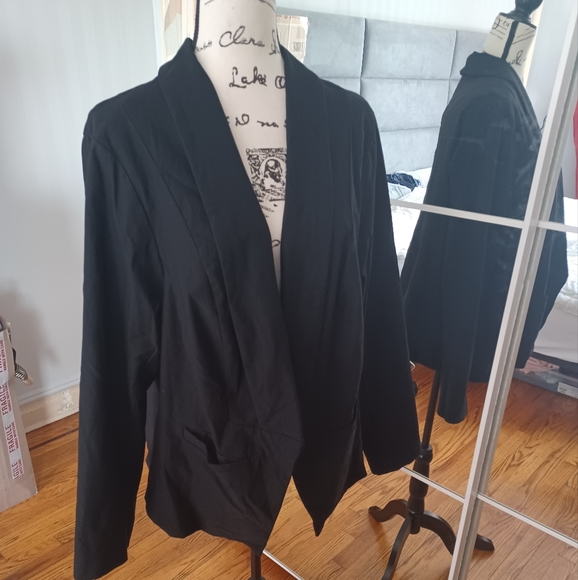 Torrid Black Cutaway Blazer with pockets - Picture 3 of 6
